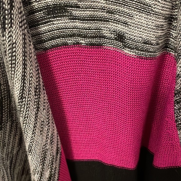 NWOT Cache brand beautiful light weight sweater. Size small. - Picture 3 of 6